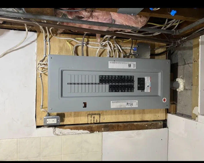 New Siemens 200 amp electrical panel installed during a Toronto residential service upgrade.
