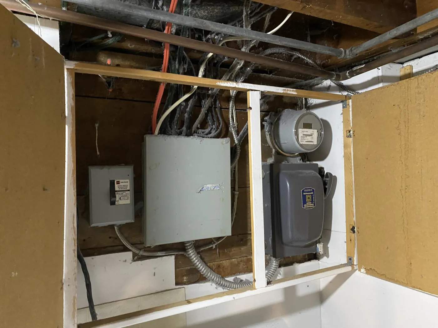 Older 60 amp electrical service with fuse equipment and basement meter in a Toronto home.